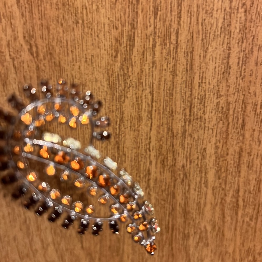 Elegant Silver tone and Gold tone Leaf Brooch - Picture 6 of 7